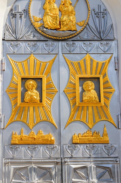 Nahaufnahme der mit vergoldeten Ikonen geschmückten Eingangstür in der Dreifaltigkeitskathedrale des Klosters Holy TrinitySaint SeraphimDiveyevo in Diveyevo Russland