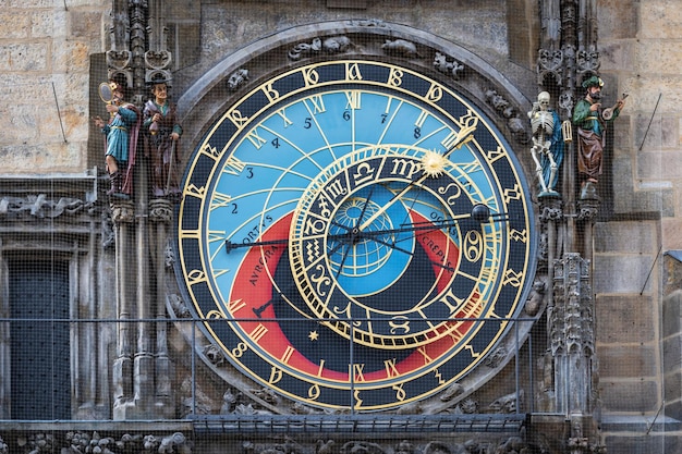 Foto nahaufnahme der mittelalterlichen prager astronomischen uhr prag orloj 1410 in prag