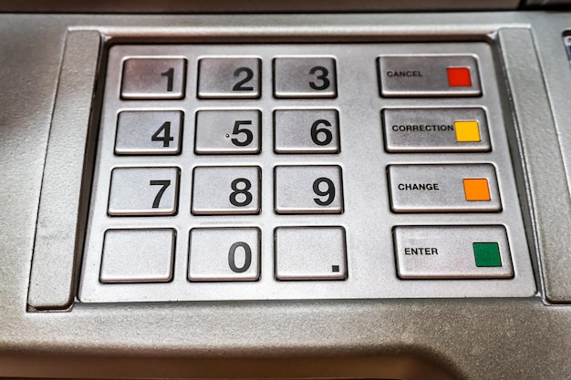 Nahaufnahme der modernen silbernen Metall-ATM-Tastatur. Fokus auswählen