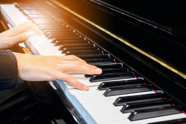 Nahaufnahme der Musikerhand, die Klavier spielt