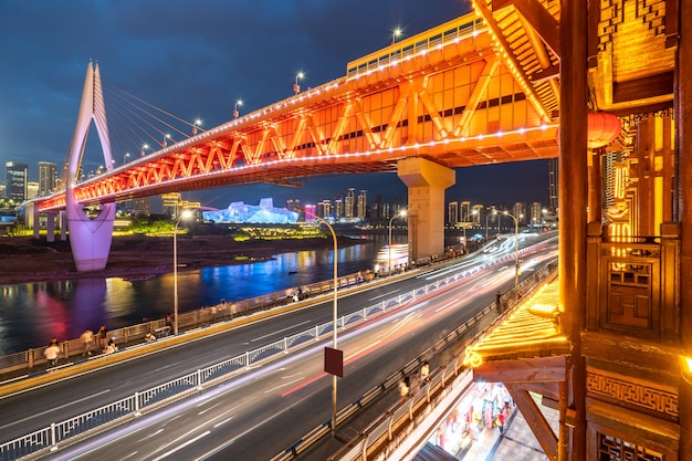 Nahaufnahme der Nachtansicht der Chongqing Qiansimen Bridge Street