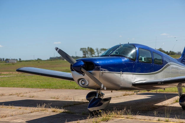 Nahaufnahme der Nase eines Leichtflugzeugs mit Propeller