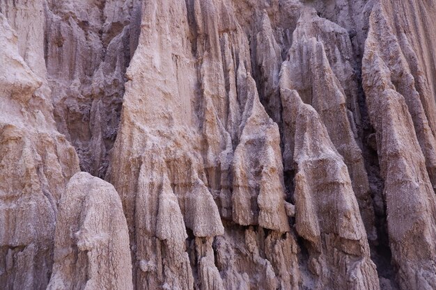 Nahaufnahme der Oberfläche einer natürlichen, textierten Steinmauer