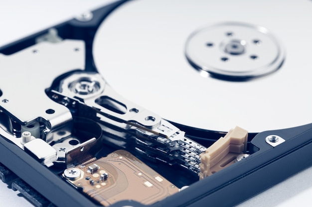 Nahaufnahme der offenen Festplatte HDD. Computerhardware-Datenspeicherung