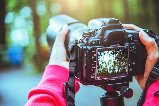 Nahaufnahme der Person, die die Kamera fotografiert