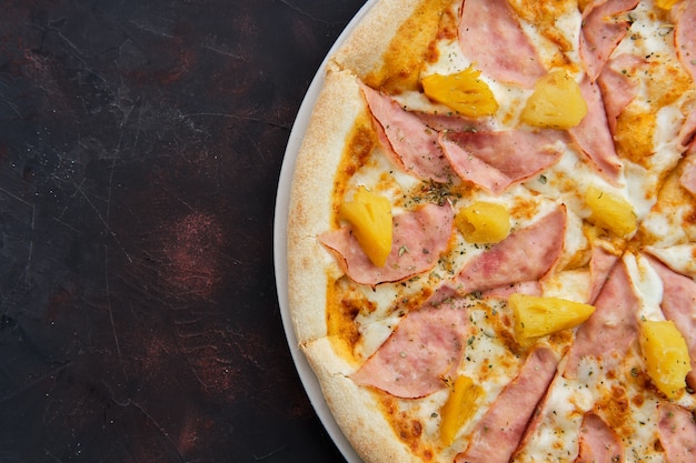 Nahaufnahme der Pizza mit Hühnerschinken und Ananas