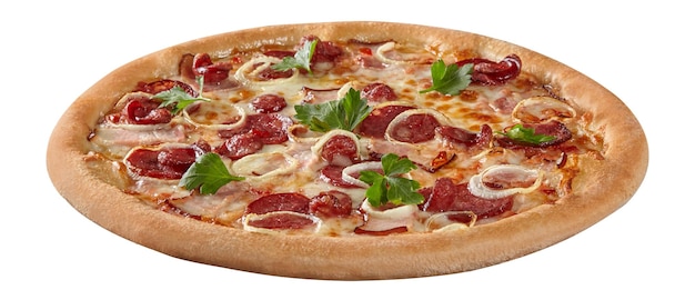 Nahaufnahme der Pizza mit Speck Salami Jagd Würstchen Zwiebeln Mozzarella und Petersilie isoliert auf weiss