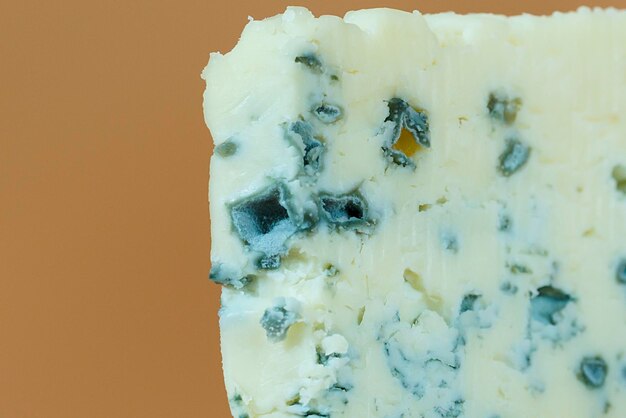 Nahaufnahme der Poren und Textur eines Stücks Käse mit Blauschimmel