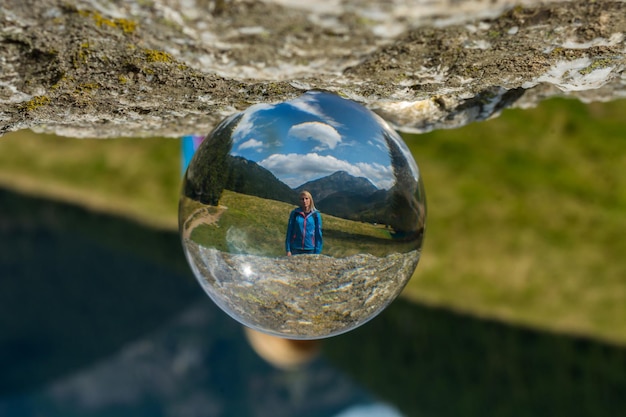 Foto nahaufnahme der reflexion in einer kristallkugel