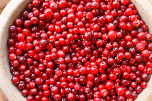 Nahaufnahme der roten Beeren. Draufsicht auf rote Beeren in einer Holzschale