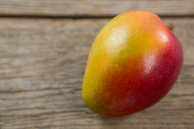 Foto nahaufnahme der roten mango auf holztisch