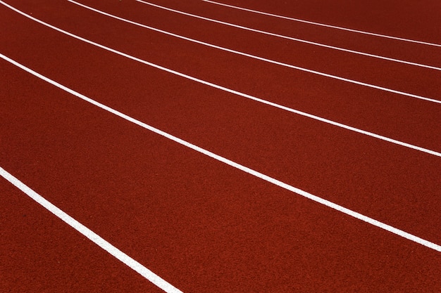 Nahaufnahme der roten Stadionlaufbahnen