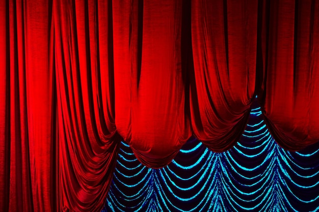 Foto nahaufnahme der roten vorhänge im auditorium