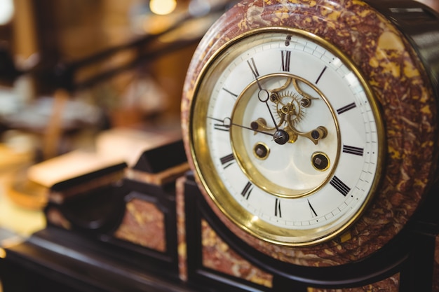 Foto nahaufnahme der runden uhr auf tisch