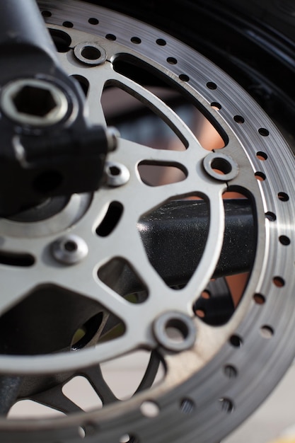 Nahaufnahme der Scheibenbremse eines Motorrads
