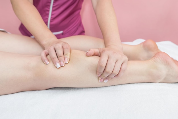 Nahaufnahme der Schienbeinmassage Anticellulite-Fußmassage im Spa-Salon