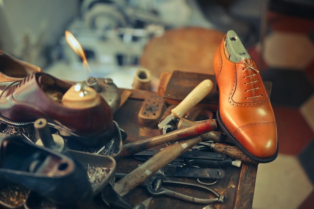 Nahaufnahme der schönen handgefertigten Schuhe in der Werkstatt