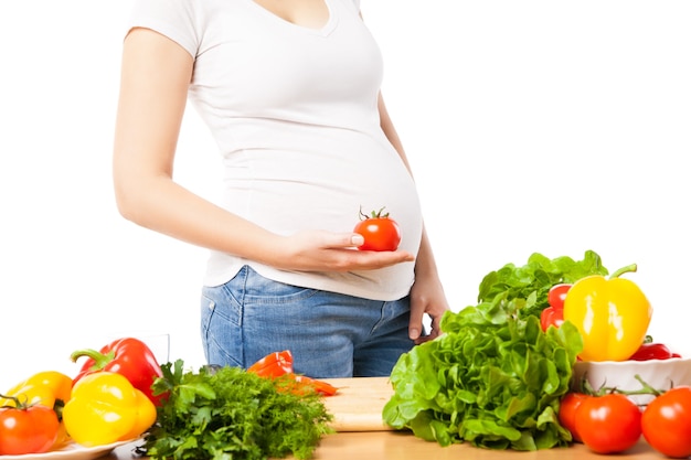 Nahaufnahme der schwangeren Frau mit frischen saftigen Tomaten