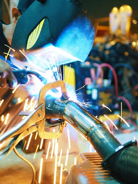Nahaufnahme der Schweißgeräte des Arbeiters