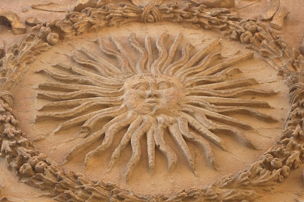 Nahaufnahme der Sonne von Portocarrero geschnitzt in der Wand in der Kathedrale von Almeria Spanien