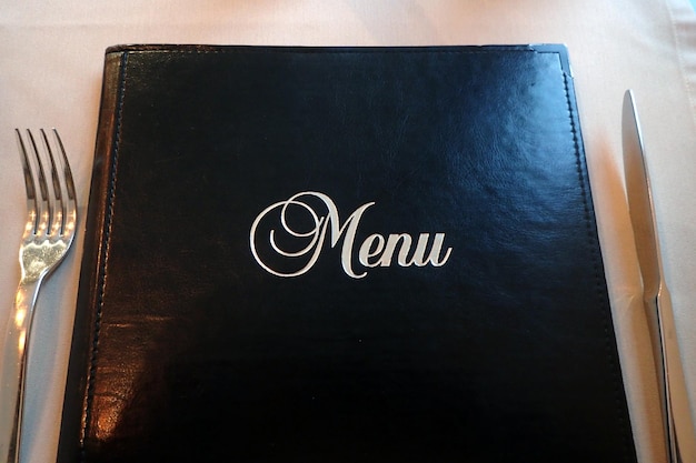 Nahaufnahme der Speisekarte über dem Tisch im Restaurant