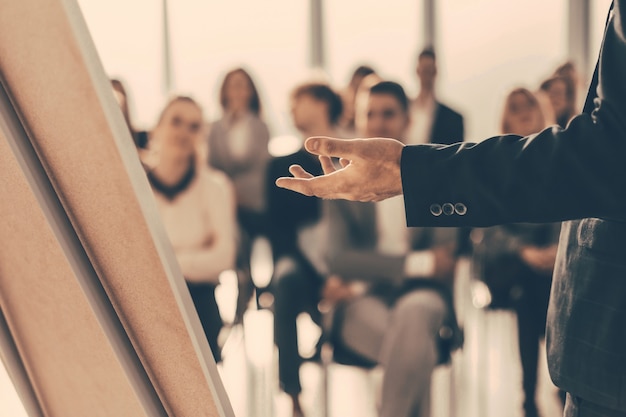 Foto nahaufnahme der sprecher macht einen bericht für das business-team