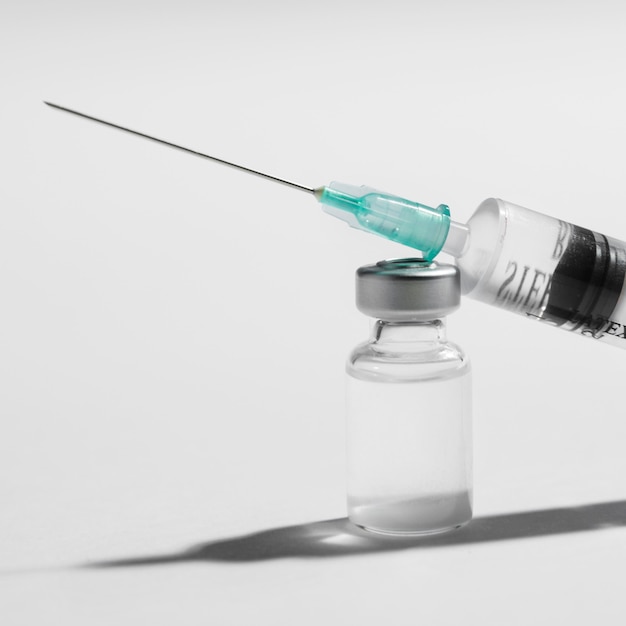 Nahaufnahme der Spritzen- und Impfstoffanordnung