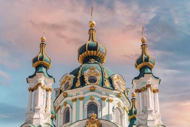 Nahaufnahme der St.-Andreas-Kirche in der Stadt Kiew (Kiew), Ukraine.