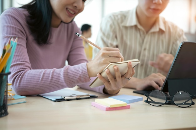 Nahaufnahme der Startup-Mitarbeiterberatung auf dem Bürotisch