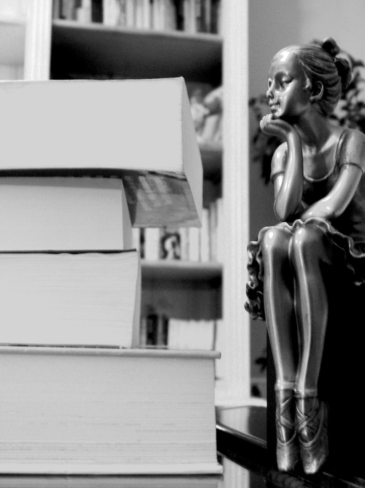 Foto nahaufnahme der statue an der wand im museum