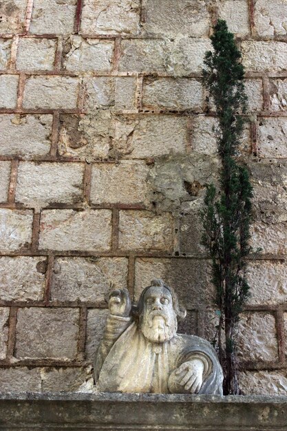 Nahaufnahme der Statue an der Wand