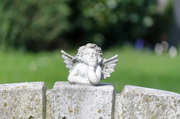 Foto nahaufnahme der statue auf dem felsen