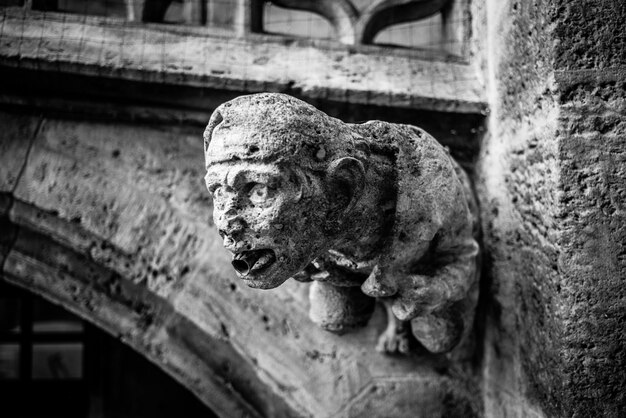 Foto nahaufnahme der statue gegen das alte gebäude