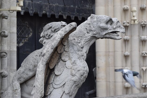 Nahaufnahme der Statue gegen das Gebäude