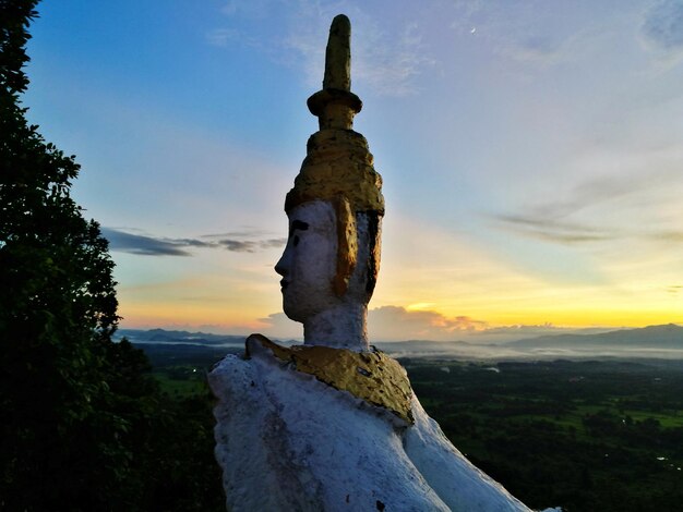 Foto nahaufnahme der statue gegen den himmel beim sonnenuntergang