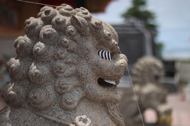 Foto nahaufnahme der statue gegen die steinmauer