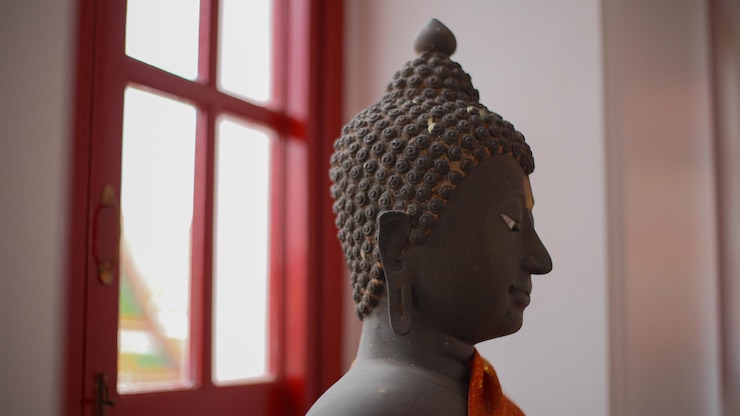 Foto nahaufnahme der statue vor dem fenster