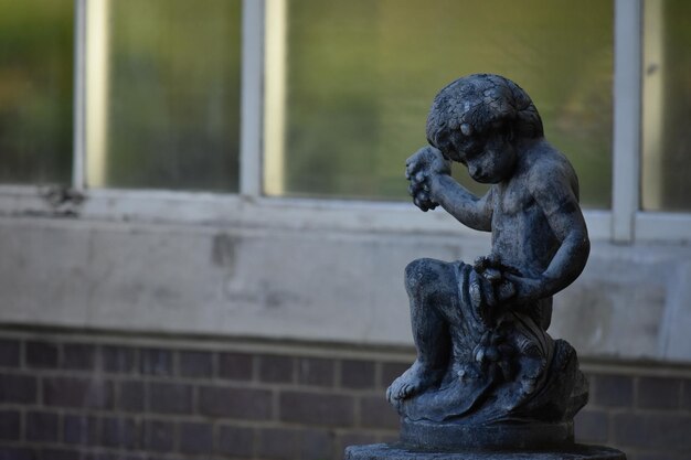 Nahaufnahme der Statue vor verschwommenem Hintergrund