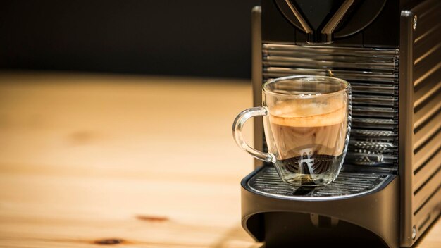 Foto nahaufnahme der tasse auf der kaffeemaschine