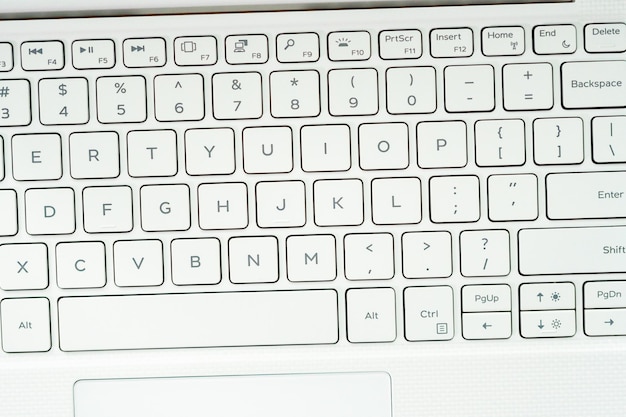 Nahaufnahme der Tastatur des modernen Laptops.