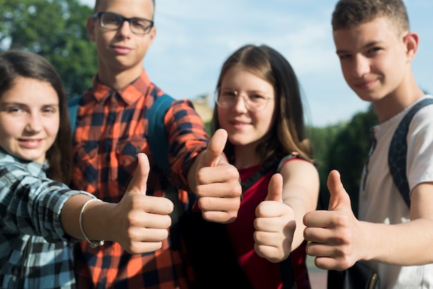 Foto nahaufnahme der teenager freunde genehmigen