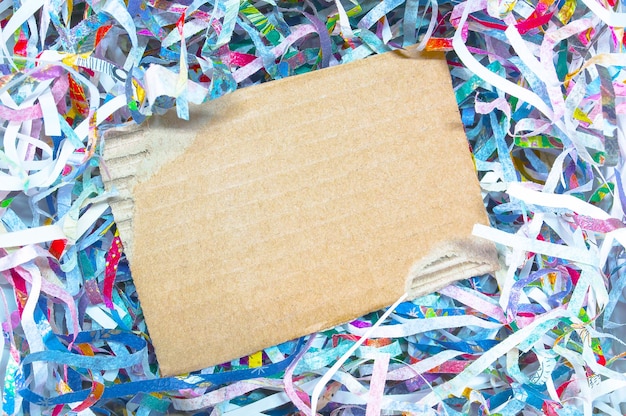 Foto nahaufnahme der textur von geschreddertem papier und wiederverwendung von papierfetzen eines dokuments mit braunem papierhintergrund
