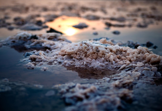 Nahaufnahme der Textur von Salzkristallen im Wasser