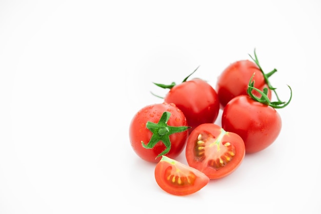 Nahaufnahme der Tomate weiß auf weißem Hintergrund Gesundes veganes Essen Tomate Draufsicht