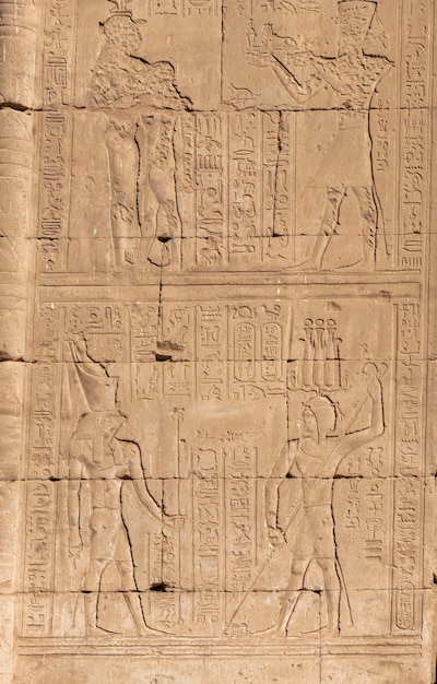 Nahaufnahme der traditionellen ägyptischen Hieroglyphen an der Wand im Tempel Horus Edfu in Assuan, Ägypten