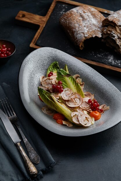 Nahaufnahme der traditionellen italienischen Küche Vitello tonnato Ein Gericht mit eingelegtem Kalbfleisch mit Thunfischcremesauce und Brot auf hölzernem Hintergrund Kopieren Sie Platz für Designtext Snack vor dem Mittagessen Schließen Sie Essen