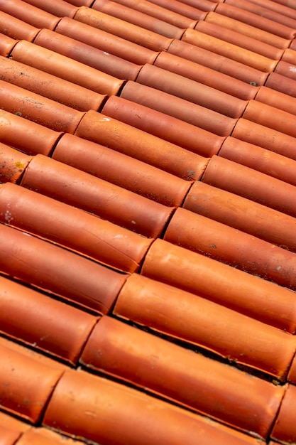 Nahaufnahme der typischen roten Ziegeldächer in der Region Algarve, Portugal.