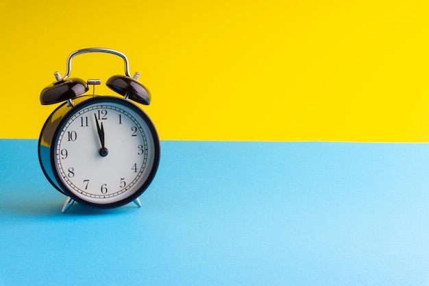 Nahaufnahme der Uhr an der Wand