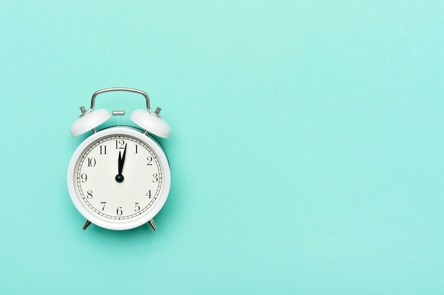 Nahaufnahme der Uhr an der Wand