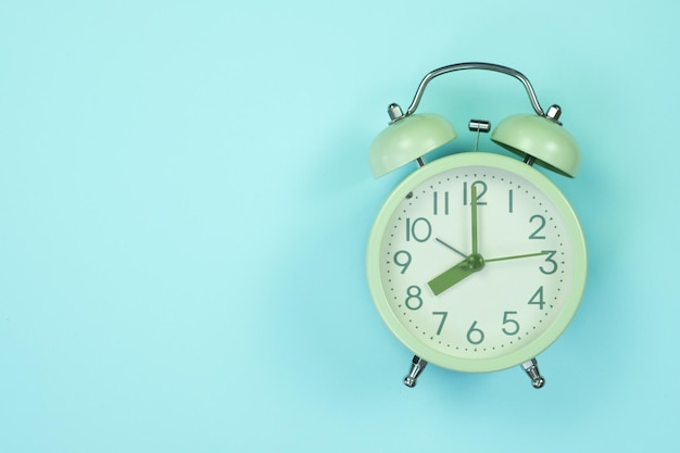 Nahaufnahme der Uhr an der Wand